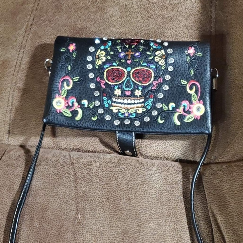 Skull crossbody